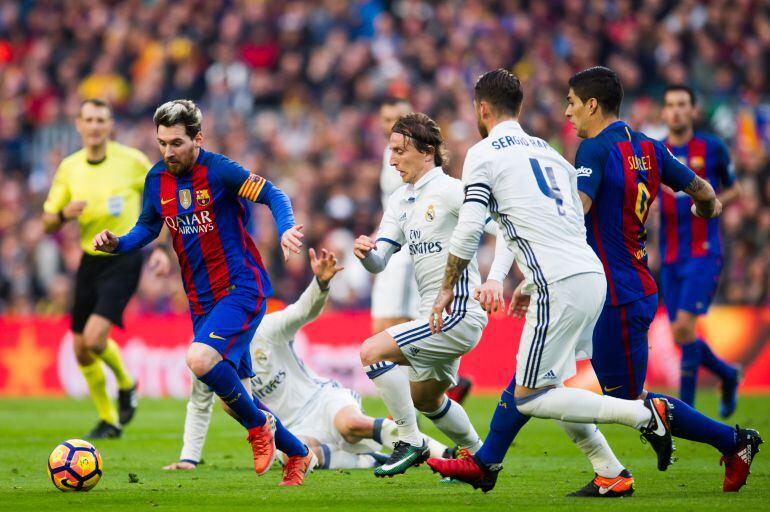 Messi guía el balón en el Clásico