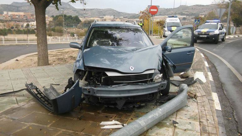 El turismo tras el accidente en la acera del Paseo de la Mora