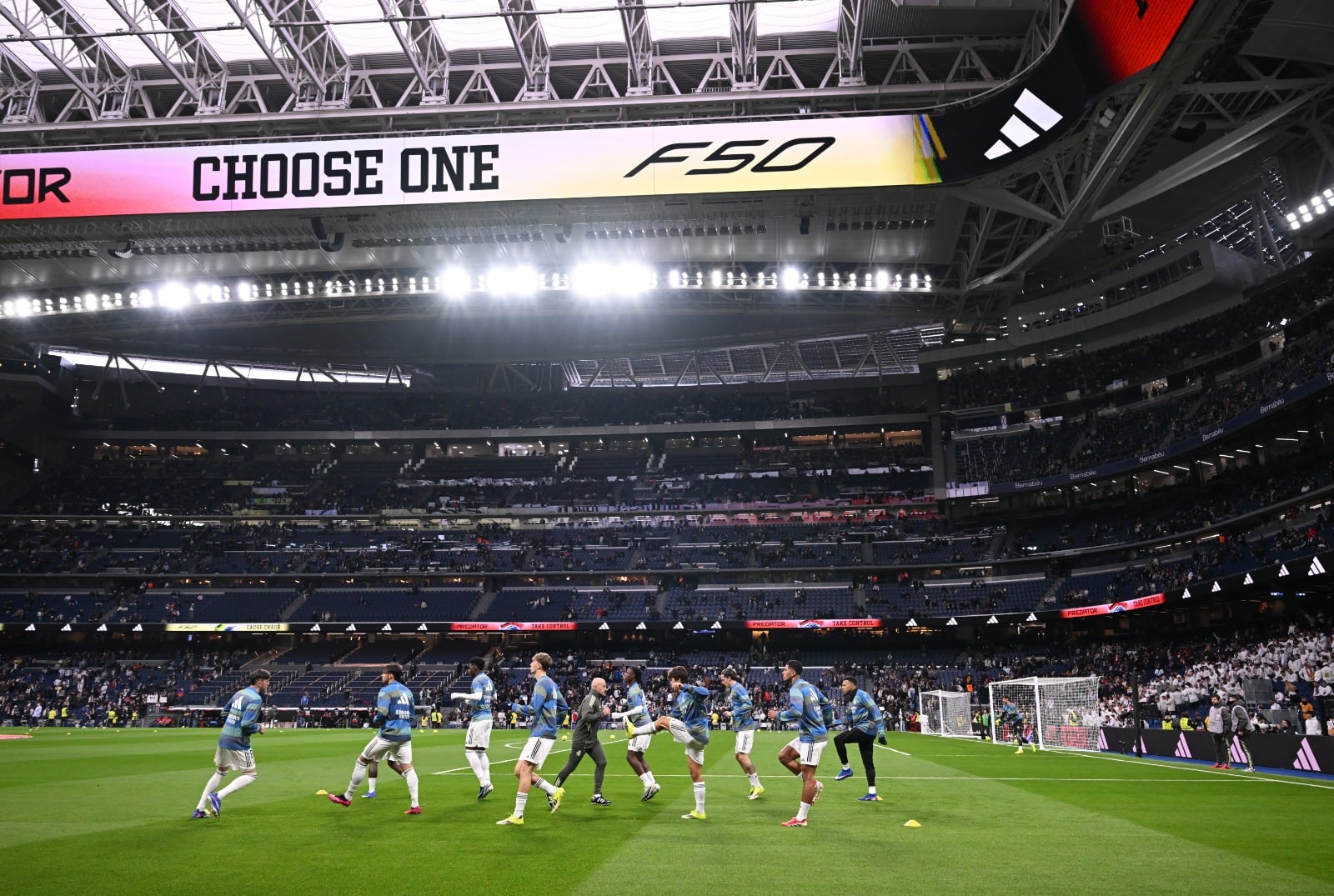 Bronca monumental del Bernabéu a los jugadores tras el cese de Xabi Alonso y el KO copero: Vinicius y Bellingham, los más señalados