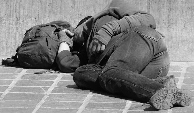 Persona sin techo durmiendo en la calle