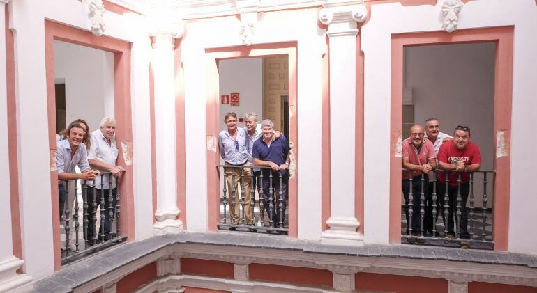 El alcalde posa junto a diferentes representantes del mundo del Carnaval en una visita al Palacio de Recaño, donde irá el museo dedicado a la fiesta