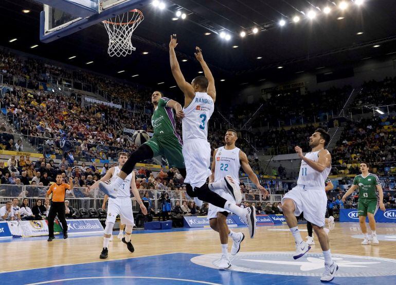 Ray McCallum entra a canasta defendido por Anthony Randolph durante el segundo partido de cuartos de la Copa del Rey de baloncesto que Real Madrid y Unicaja