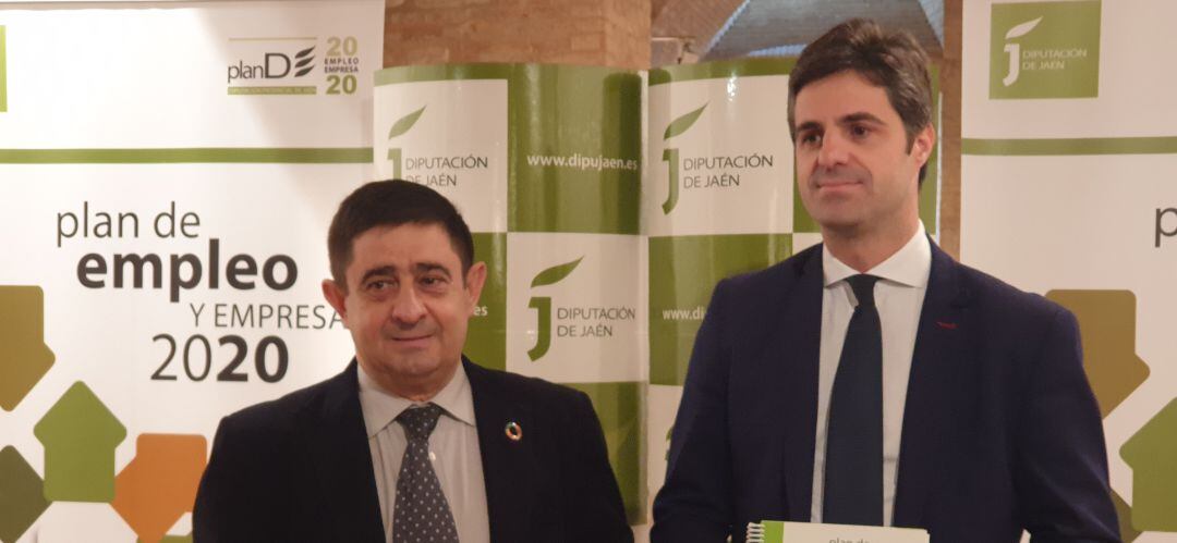 El presidente de la Diputación, Francisco Reyes, junto al diputado de Empleo y Empresa, Luis Miguel Carmona. Foto de archivo.