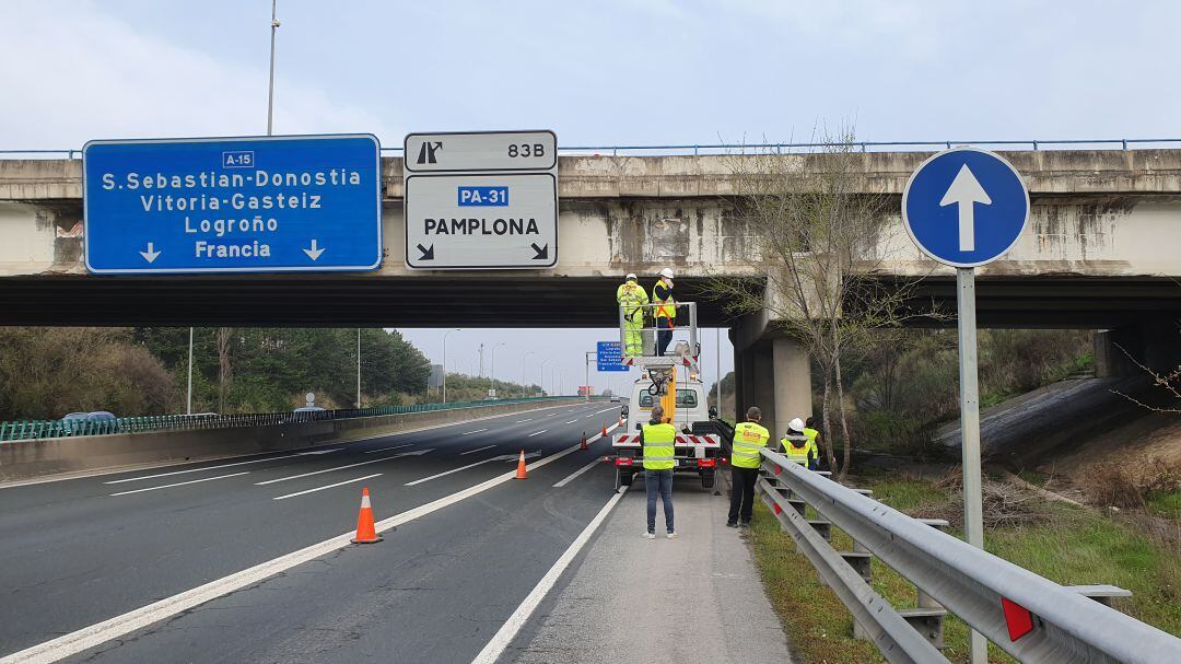 Obras Públicas reparará por emergencia el puente de la Ronda PA-30, próximo al Polígono de Talluntxe, al detectarse daños importantes en varias vigas