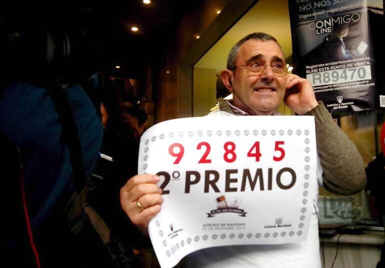 Alejandro Tobalina, propietario de la Casa del Puro, donde se ha vendido un décimo del segundo premio