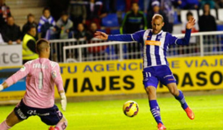 Momento en el que Cuéllar acierta ante Vélez (FOTO ION IZARRA).
