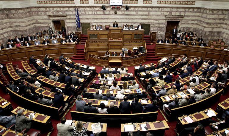 ACC01. Athens (Greece), 27/06/2015.- General view of a debate on the referendum in the plenary session at the Greek Parliament in Athens, Greece, 27 June 2015. Greek Prime Minister Alexis Tsipras called for a referendum on the Greek debt deal on 05 July, 