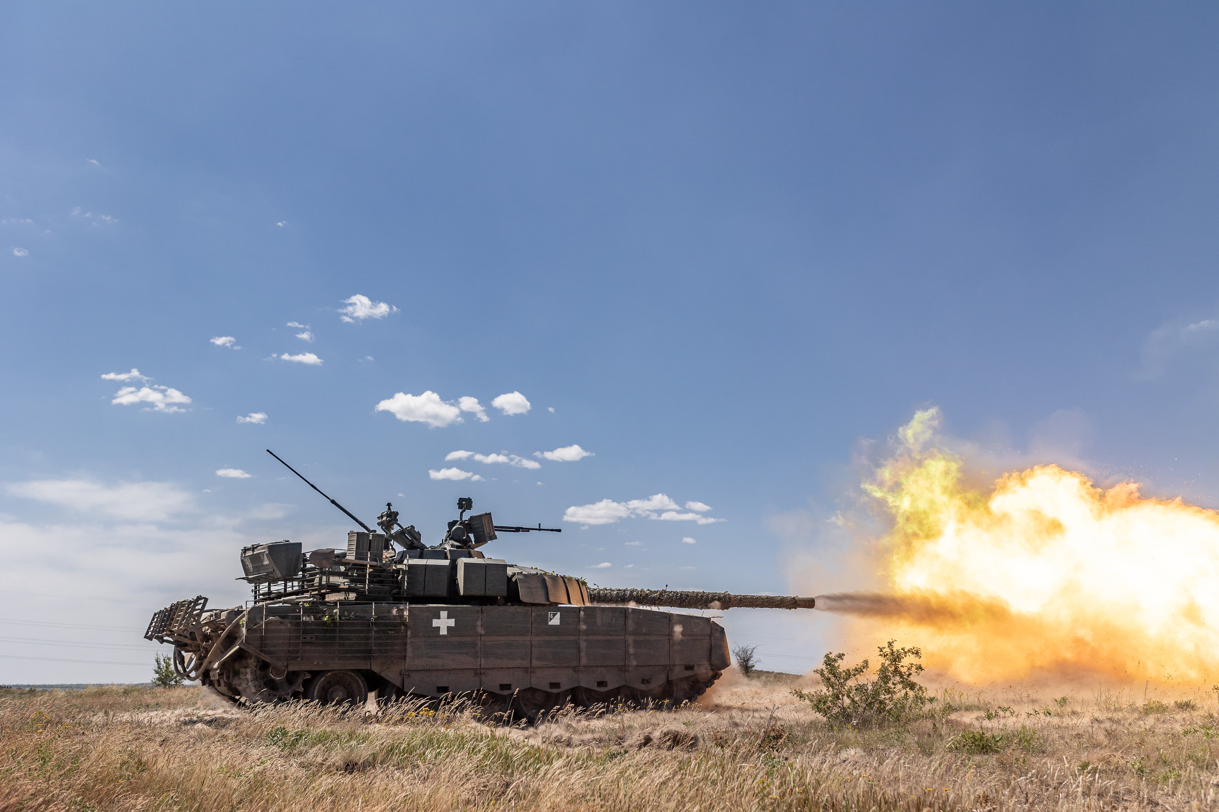 Soldados ucranianos entrenando en el uso de un tanque en la región de Donetsk