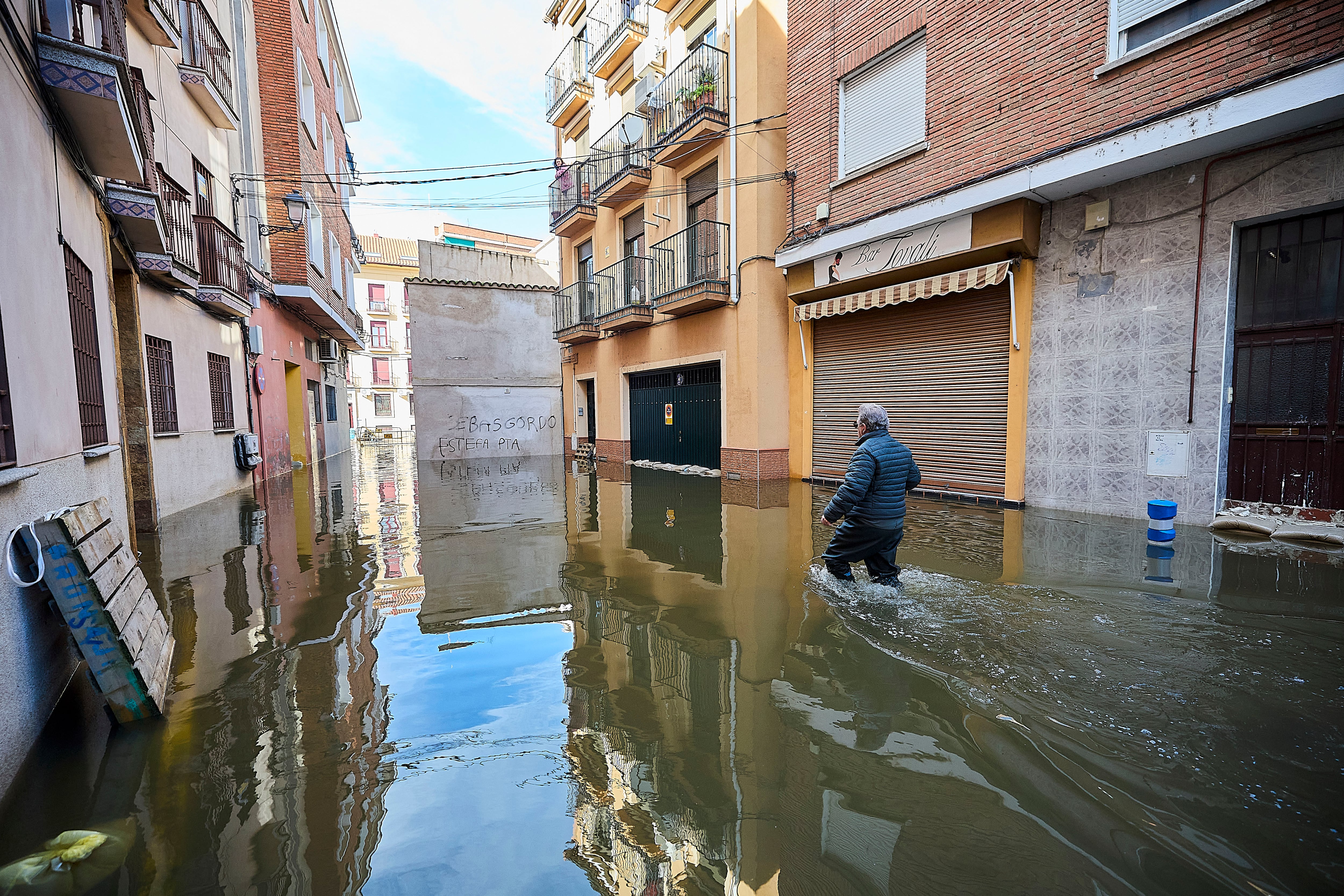 TALAVERA DE LA REINA, 08/02/2026.- La situación de Talavera de la Reina (Toledo) continúa siendo este domingo "complicada" por las fuertes lluvias registradas en los últimos días, que han provocado el corte de hasta una decena de calles de la ciudad por las inundaciones y el cierre de los parques. EFE/Manu Reino