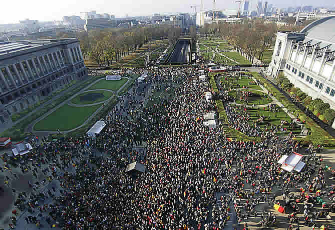 Miles de belgas participan en una marcha en el centro de Bruselas por la unidad de Bélgica