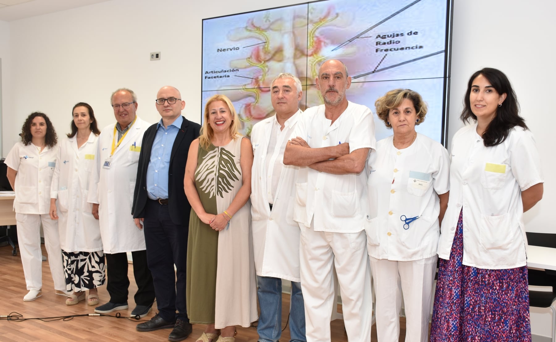 La delegada territorial y responsables de la Gerencia con el equipo de la Unidad del Dolor de Soria.