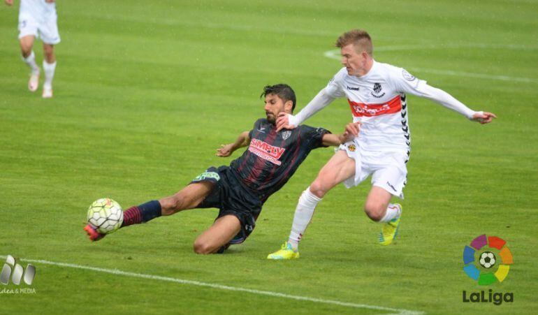 Mossa lluita una pilota amb un jugador del Huesca.
