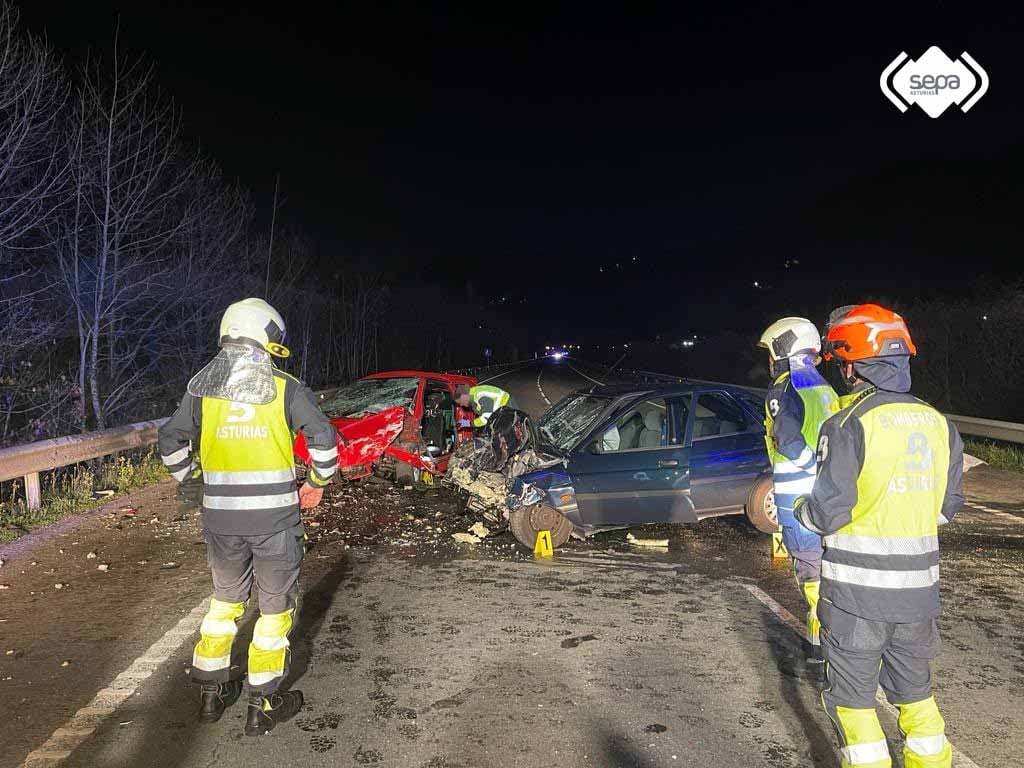 Una colisión entre dos turismo en el Corredor del Nalón, el mismo día de Navidad, fue el último accidente con una víctima mortal del año 2023.