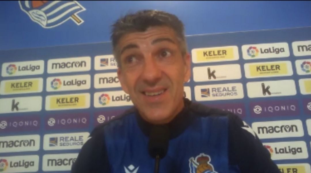 Imanol sonríe en la atención a los medios en Zubieta