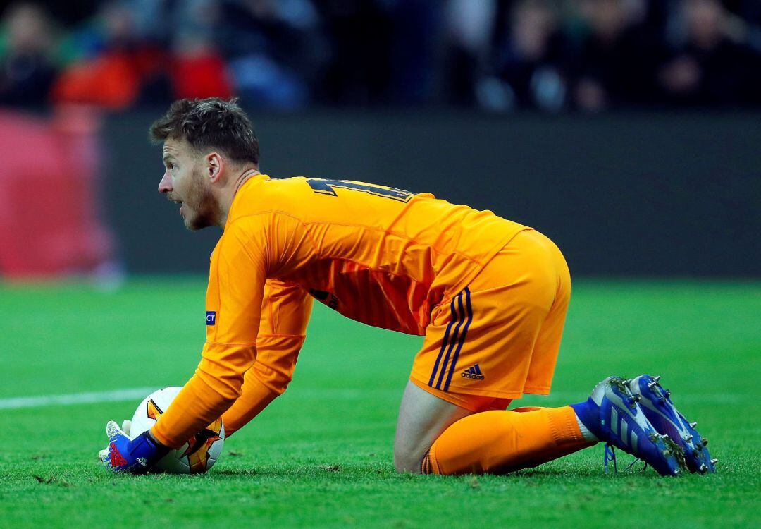 EPA6859. KRASNODAR (RUSIA), El portero brasileño del Valencia Norberto &quot;Neto&quot; Murara sostiene entre las manos un balón durante el partido de vuelta contra el Krasnodar, correspondiente a los octavos de final de la Liga Europa de la UEFA, este jueves en Krasnodar (Rusia). EFE, Yuri Kochetkov