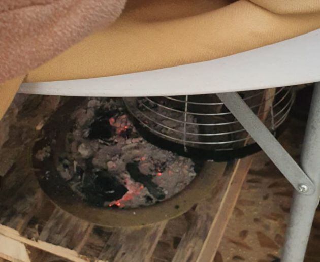 Imagen de los braseros de picón en una terraza de Infantes