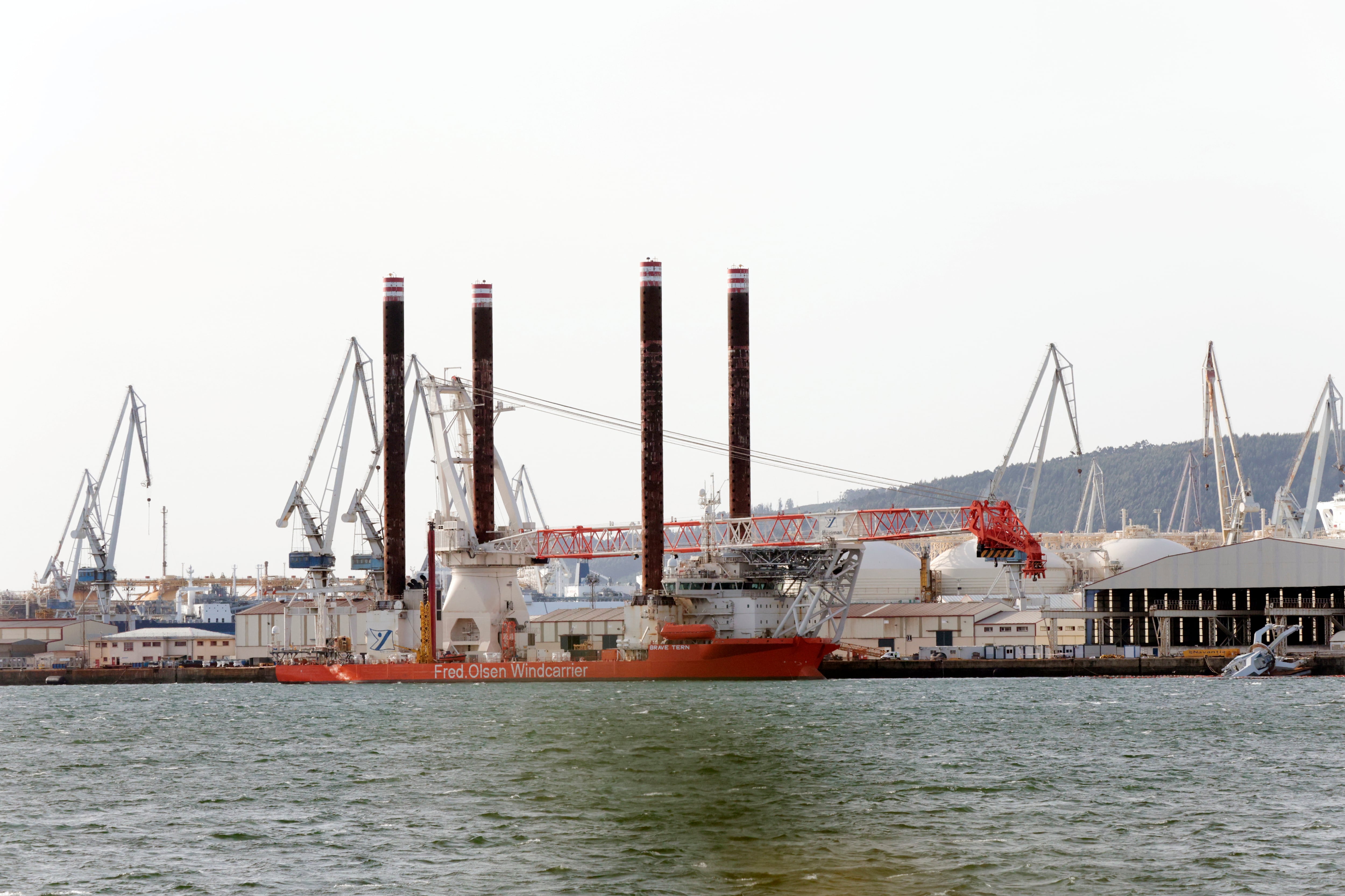 Una grúa del astillero de Navantia Ferrol ha caído este sábado al mar tras una maniobra de una estructura similar del barco &quot;Brave Tern&quot;, atracado en el recinto, un suceso que se ha saldado sin daños personales (foto: Kiko Delgado / EFE)