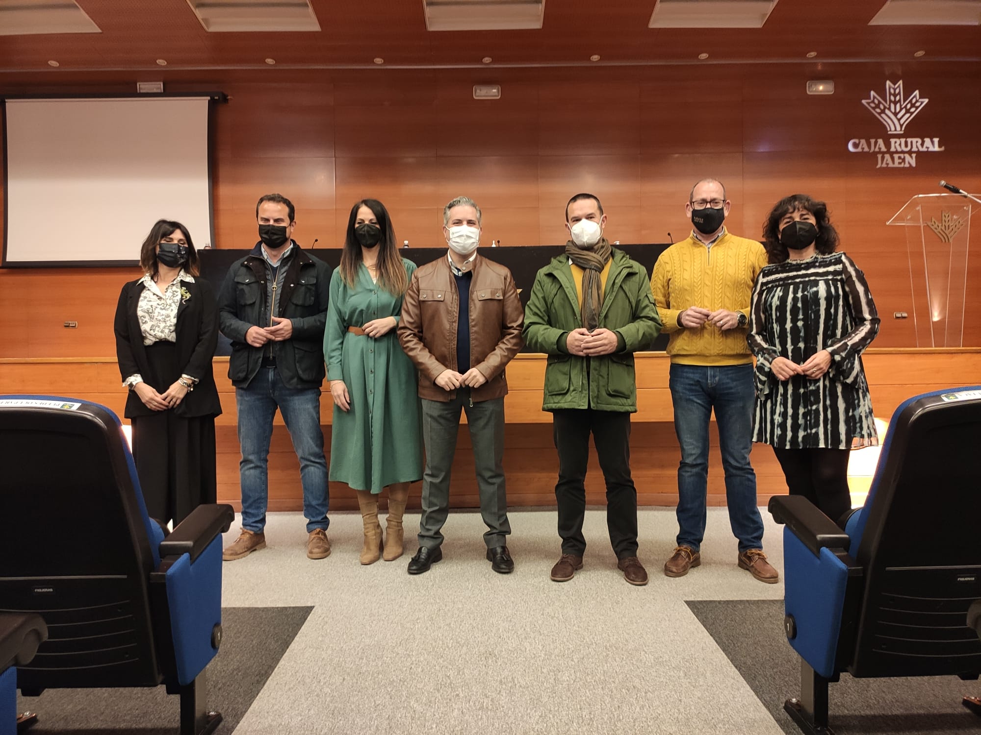 El delegado de educación de la Junta de Andalucía en Jaén, Antonio Sutil (en el centro), junto a miembros de organizaciones agrarias, Caja Rural y Centros educativos