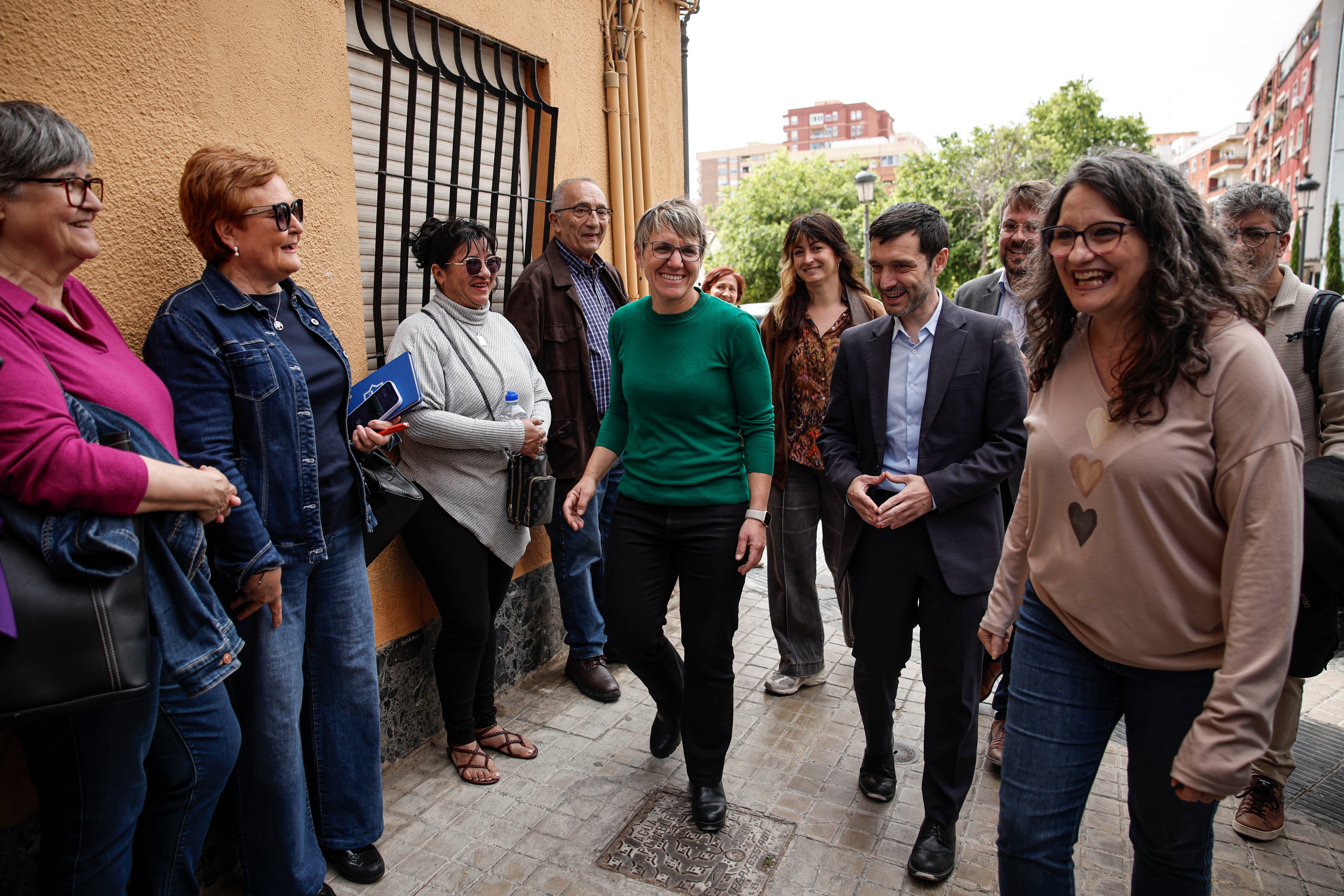 Mónica Oltra y Papi Robles, junto al ministro Pablo Bustinduy, durante una visita reciente al barrio de Orriols de València