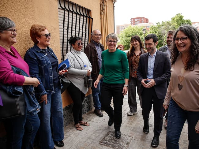 Mónica Oltra y Papi Robles, junto al ministro Pablo Bustinduy, durante una visita reciente al barrio de Orriols de València