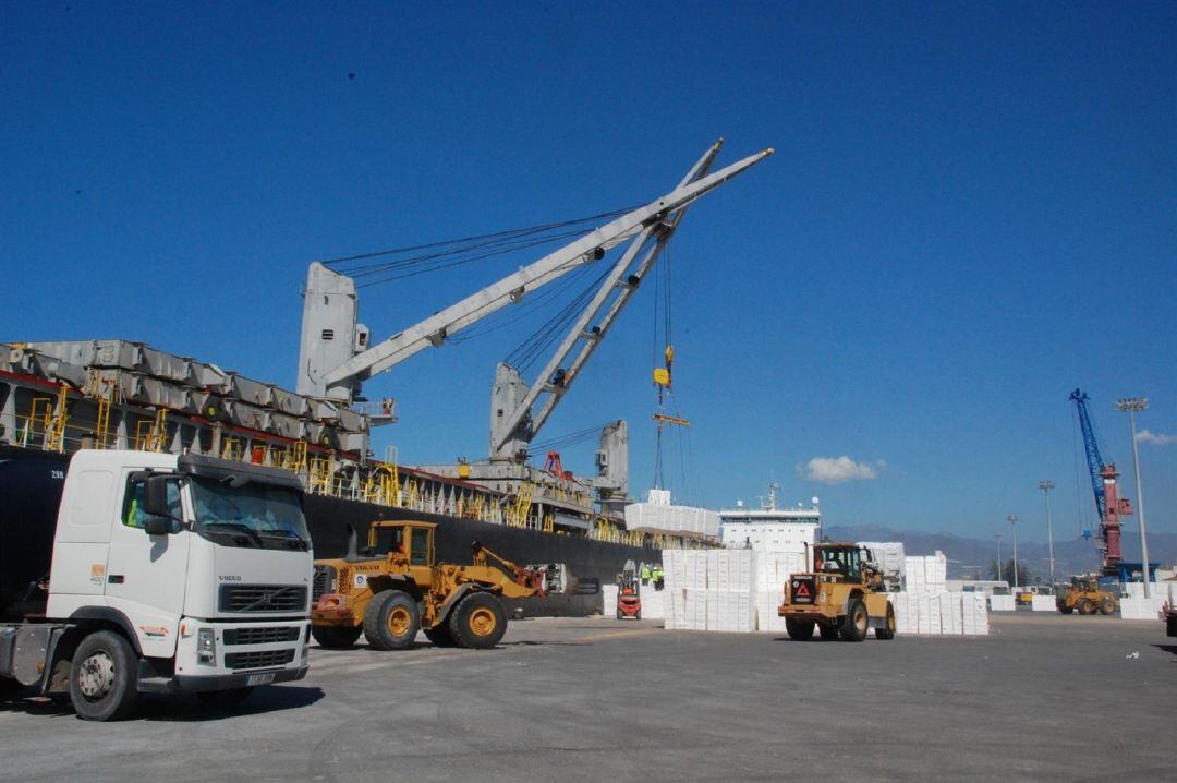 Cargas de mercancías en el puerto de Motril