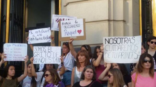 Adolescentes y sus pancartas