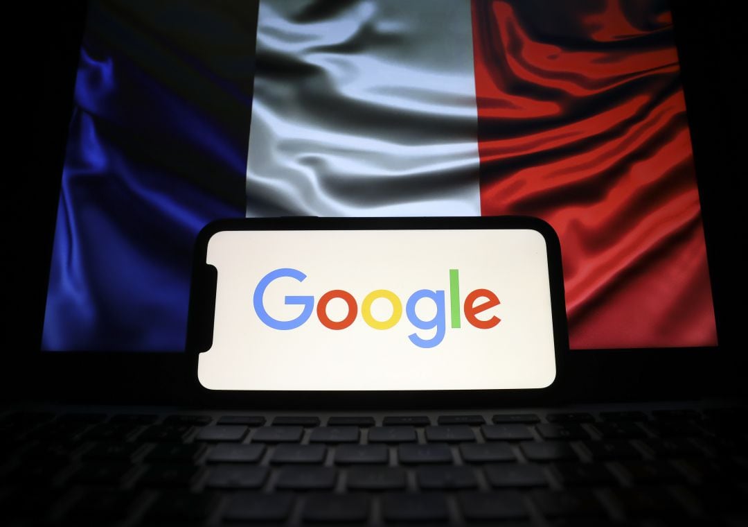 Francia impone multas millonarias a Google y a Facebook.