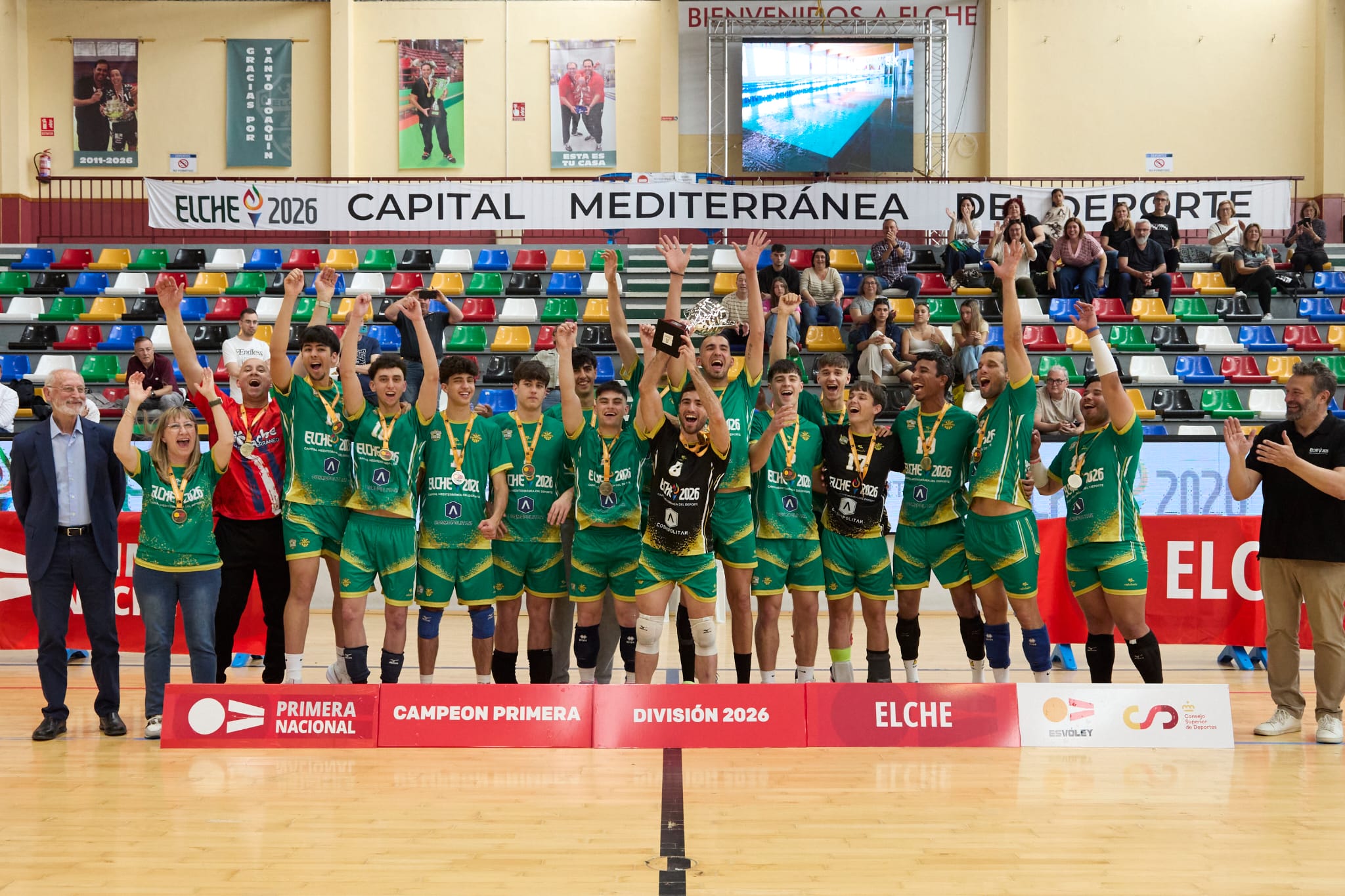 Los jugadores del CV Elche celebran su ascenso a la Superliga 2