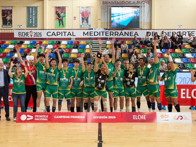 Los jugadores del CV Elche celebran su ascenso a la Superliga 2