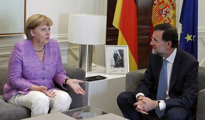 El presidente del Gobierno, Mariano Rajoy, y la canciller alemana, Angela Merkel, durante la reunión en el Palacio de la Moncloa