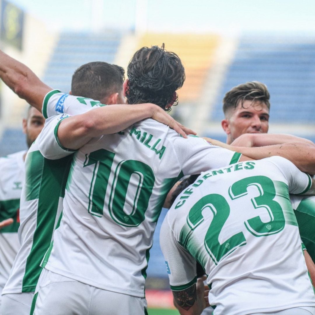 Los jugadores del Elche celebran uno de los goles al Cádiz