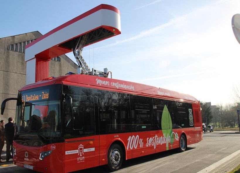 Autobús eléctrico de la L-1 en la parada del Hospital Bidasoa efectuando una carga.