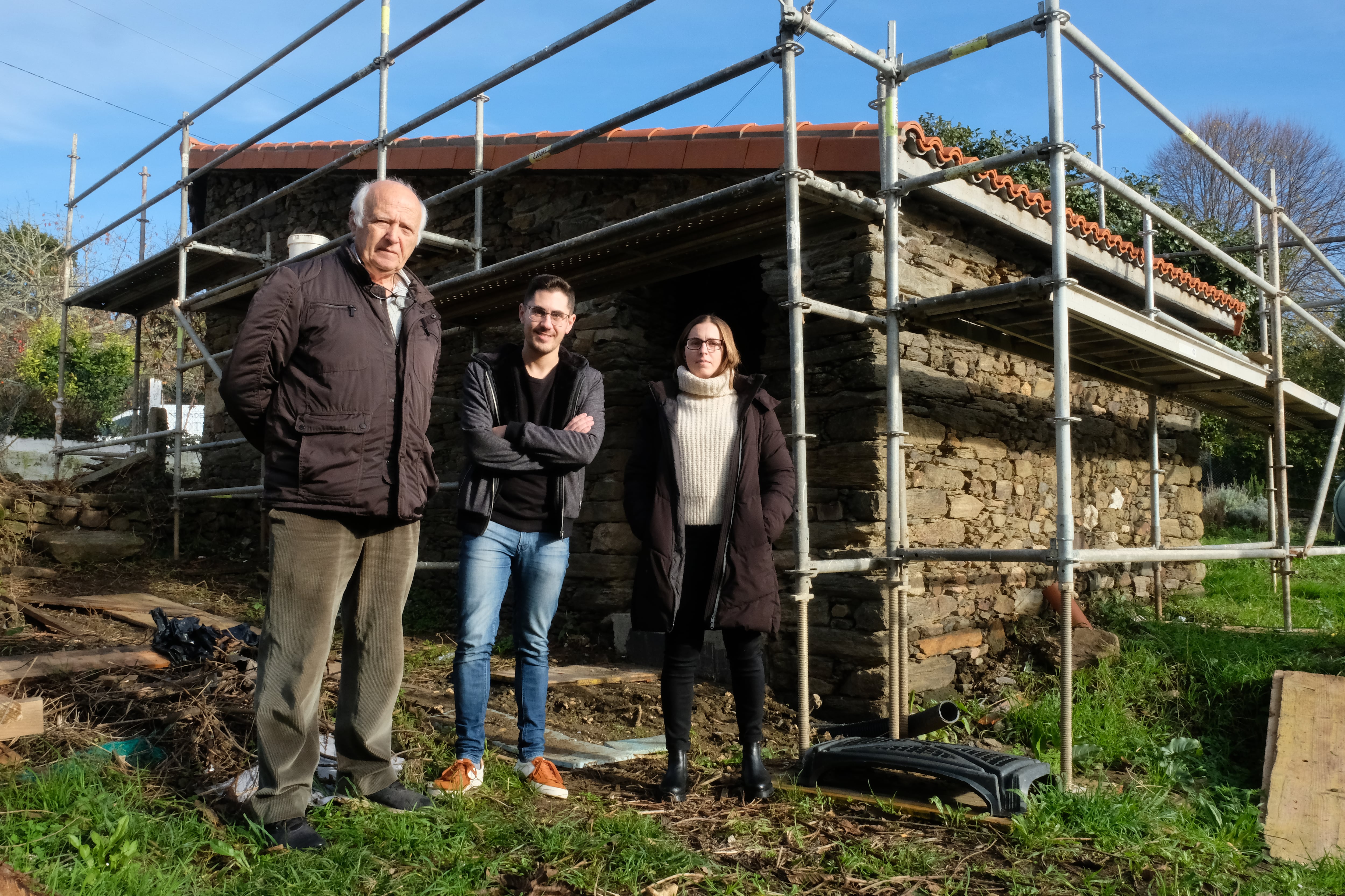 Ares Crónica Huerta. Tras abrir la parcela a la ciudadanía para actividades medioambientales, la parroquia de Caamouco en Ares inicia la rehabilitación de la “casoupa” Una construcción enmarcada en la huerta de Quinin, un pintor fallecido que en 1998 donó a la comunidad vecinal. En la imagen Ernesto López Naveiras presidente de honor de la Agrupación instructiva de Caamouco, Daniel García , pdo de la Agrupación y Sabela  Fraguío  directiva de la asociación. Foto: Kiko Delgado / EFE