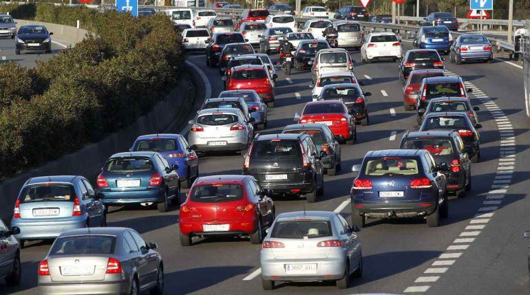 Numerosos coches en un autovía de entrada a Madrid