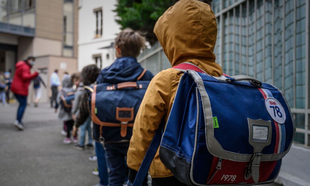 Niños haciendo fila para entrar al colegio.