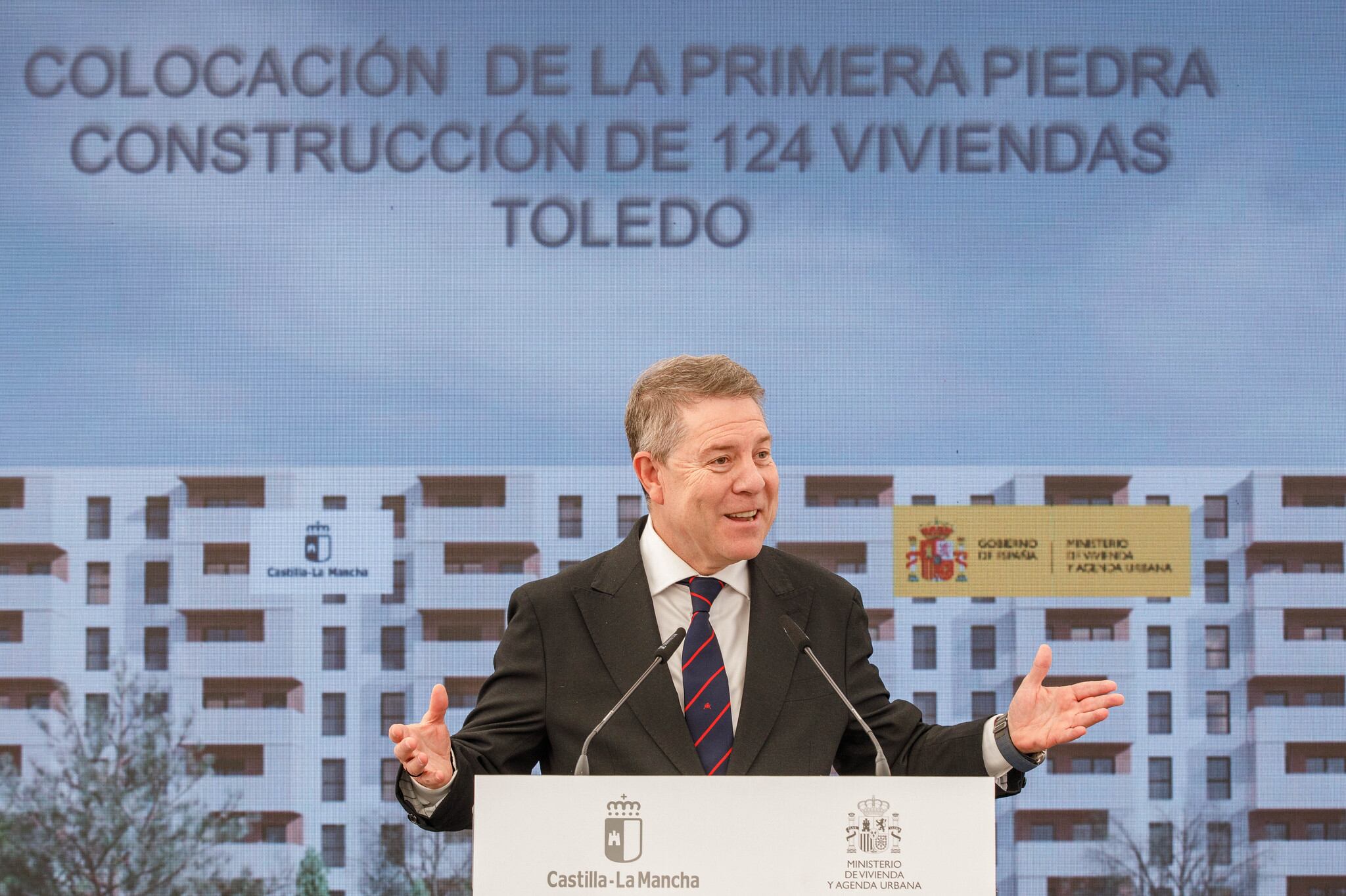 El presidente de Castilla-La Mancha, Emiliano García-Page, durante el acto de colocación de la primera piedra de la construcción de las 124 viviendas &quot;a precios asequibles&quot; en el barrio del Polígono de Toledo