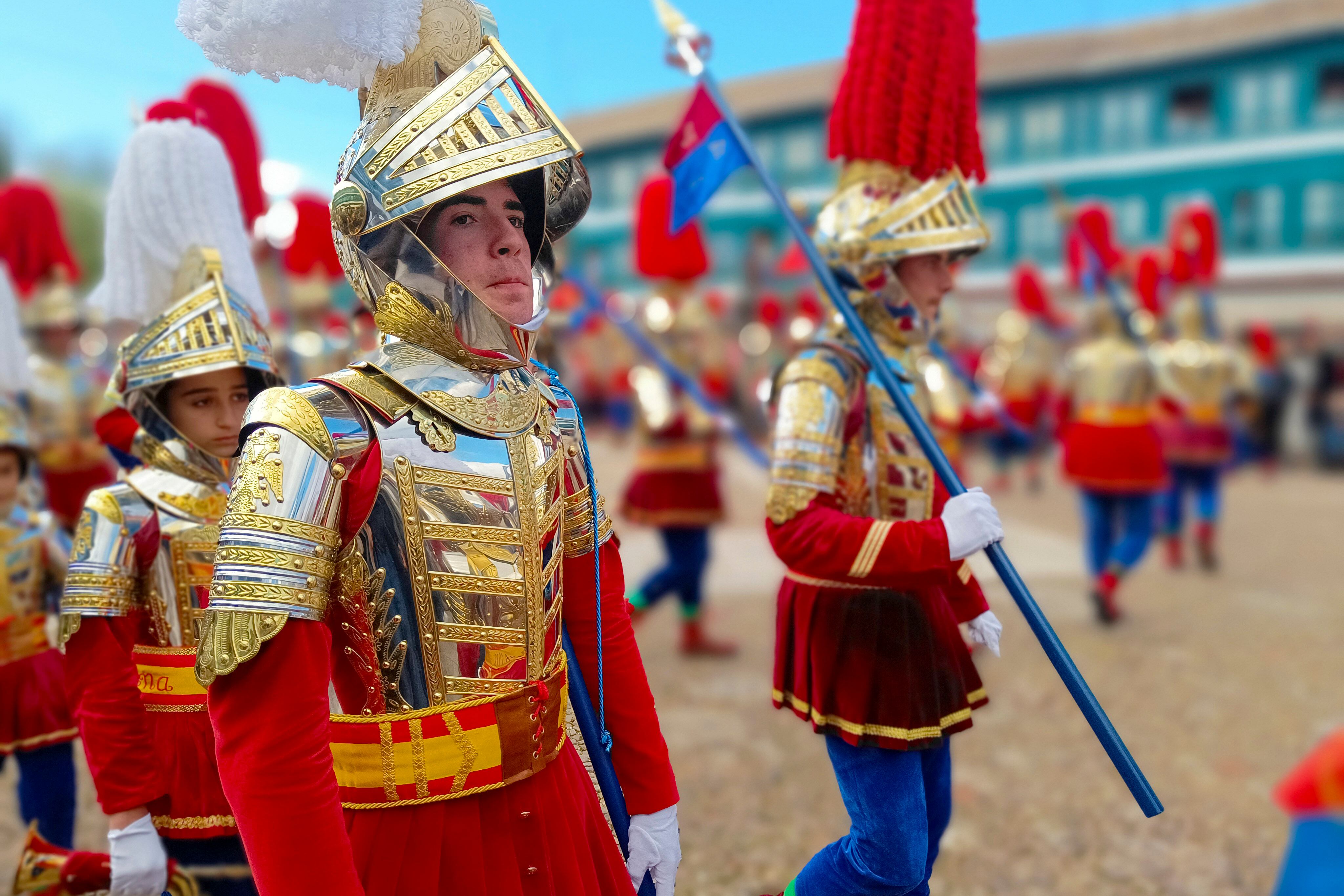 Almagro (Ciudad Real), 19/04/2025.- La compañía romana 'Los Armaos', uno de los originales distintivos de la Ruta de la Pasión Calatrava, ha vuelto a seducir a cientos de turistas se han dado cita en Almagro (Ciudad Real) para disfrutar del 'caracol', una dinámica marcha militar que ejecutan en la emblemática plaza medieval de la ciudad y con el que ponen punto y final a su participación en la Semana Santa. EFE/Beldad
