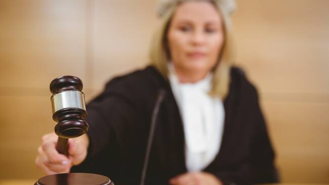 Imagen de una jueza dictando sentencia.