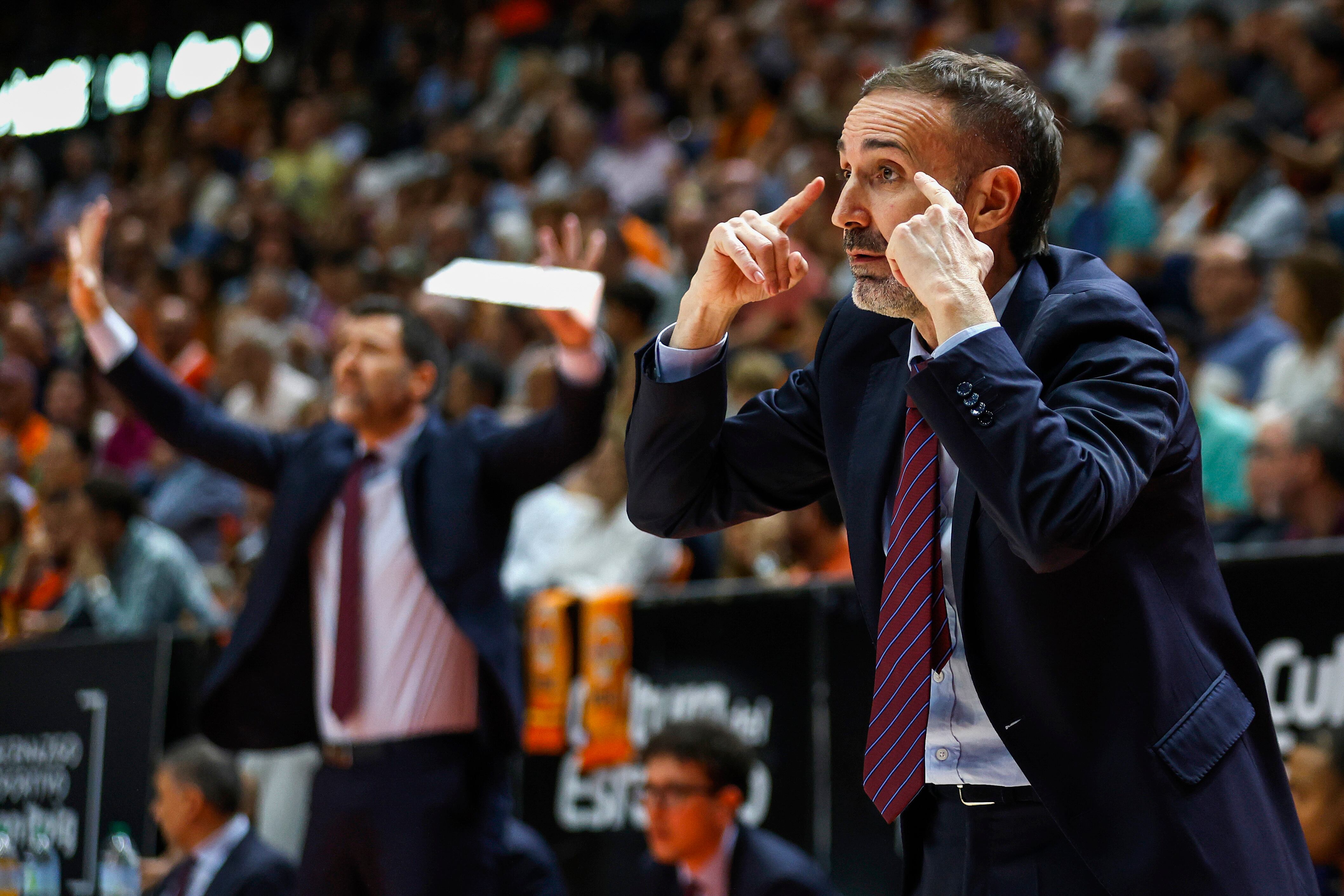 VALENCIA, 18/05/2024.- El entrenador del UCAM Murcia, Sito Alonso, durante el primer partido de play offs de cuartos de final de la Liga Endesa de Baloncesto, entre el Valencia Basket y UCAM Murcia, disputado este sábado, en el pabellón de la Fuente de San Luis de Valencia. EFE/ Miguel Ángel Polo
