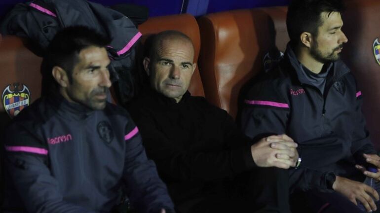 Paco López en el banquillo del Ciutat de Valencia