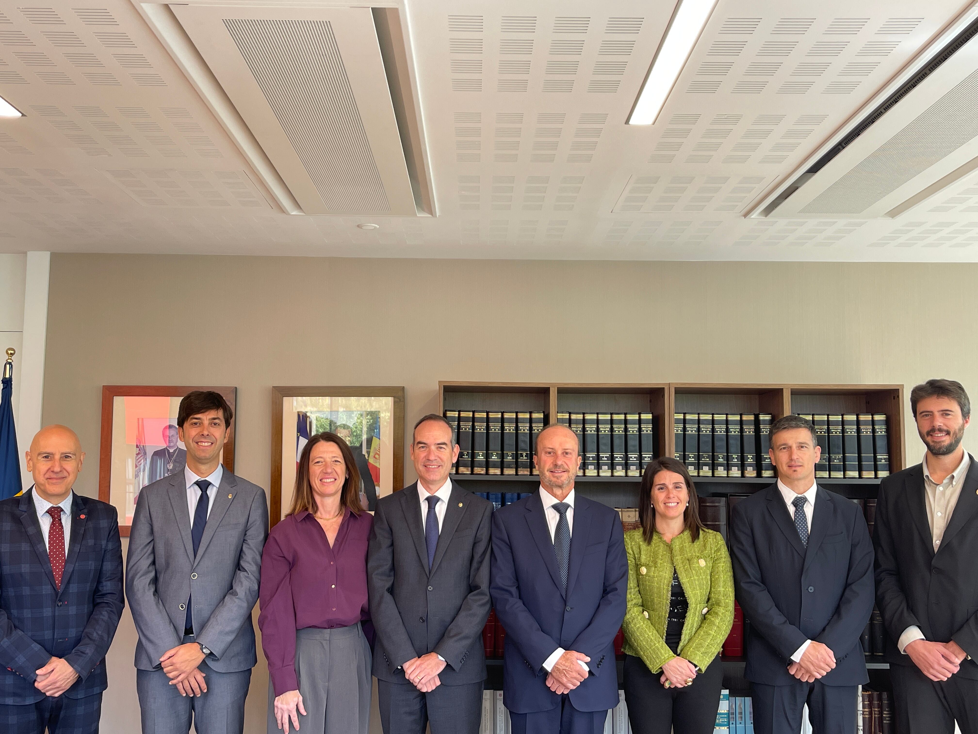 Els cònsols de les set parròquies amb el president del CSJ després de signar el conveni per a l&#039;implementació de l&#039;expedient judicial electrònic.