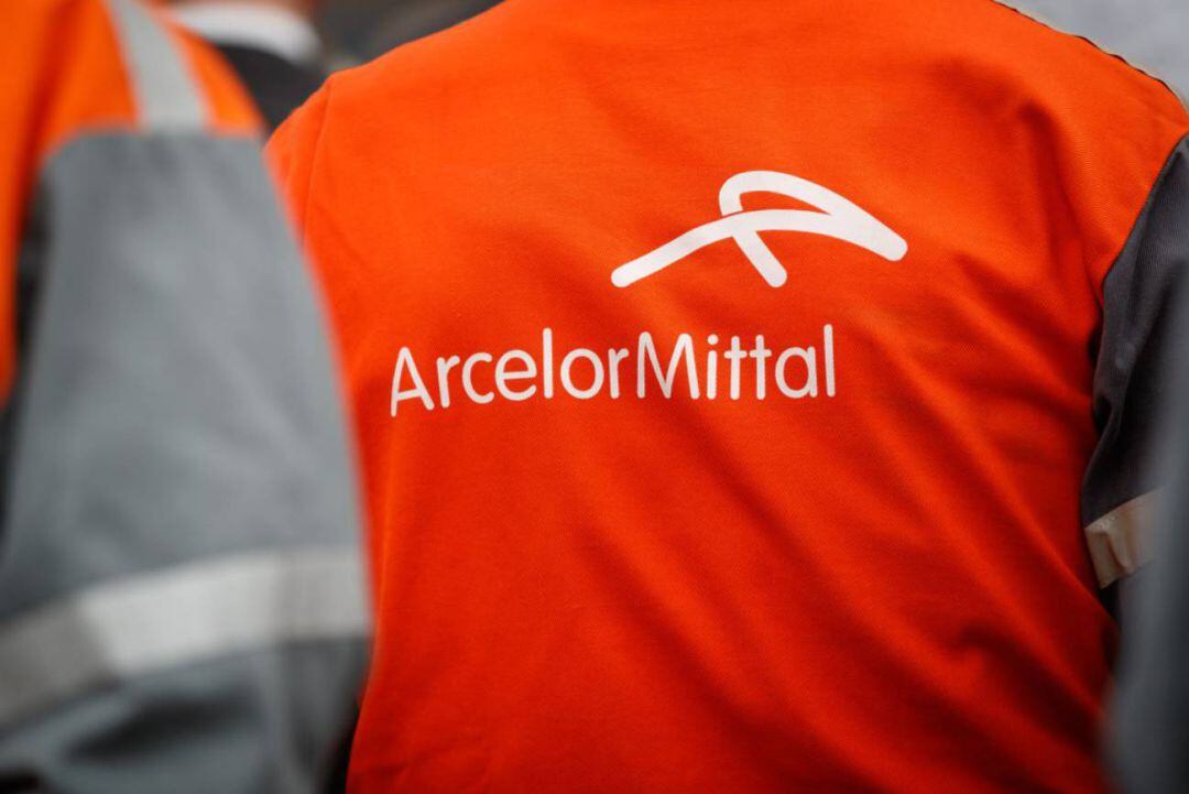 Trabajador con un mono de Arcelor Mittal.