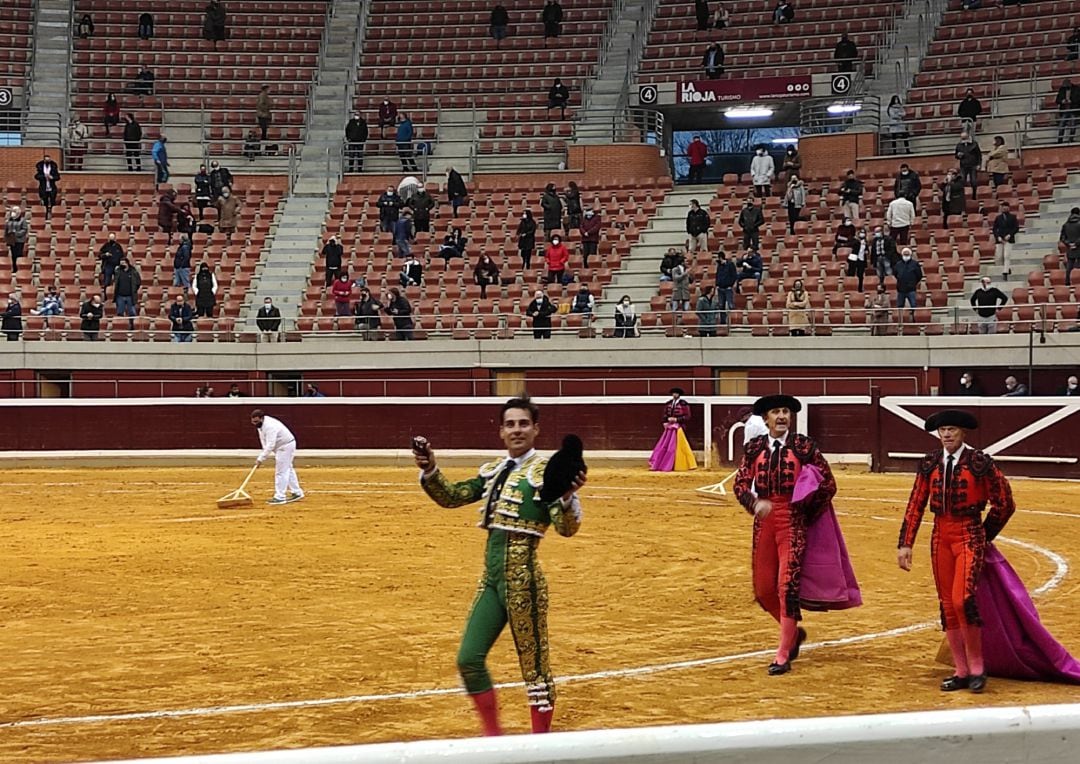 El torero madrileño Gómez del Pilar pasea una oreja en la plaza de toros de La Ribera en Logroño. 