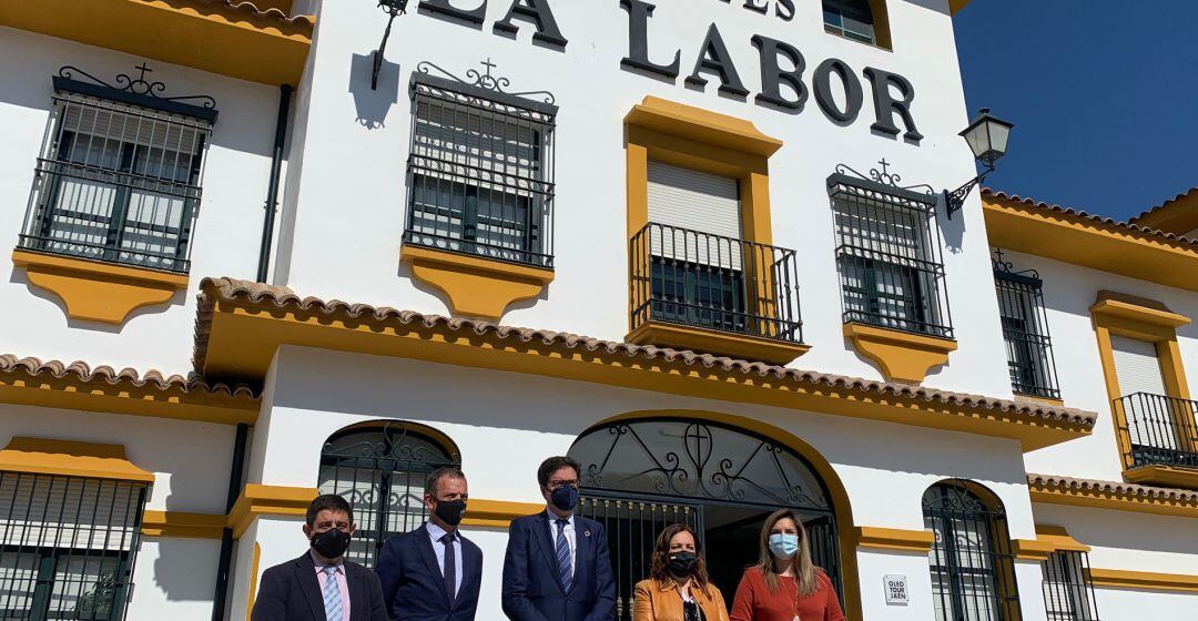 De izquierda a derecha: Francisco Reyes, presidente de la Diputación, Félix Ruiz, propietario de AOVE La Laguna, Óscar López, presidente de Paradores, Catalina Madueño, Subdelegada del Gobierno y Lola Marín, alcaldesa de Baeza, durante la Visita al Cortij