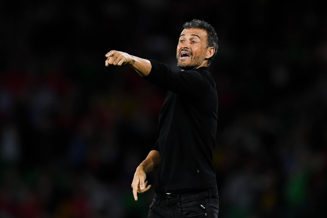 Luis Enrique da instrucciones durante un partido