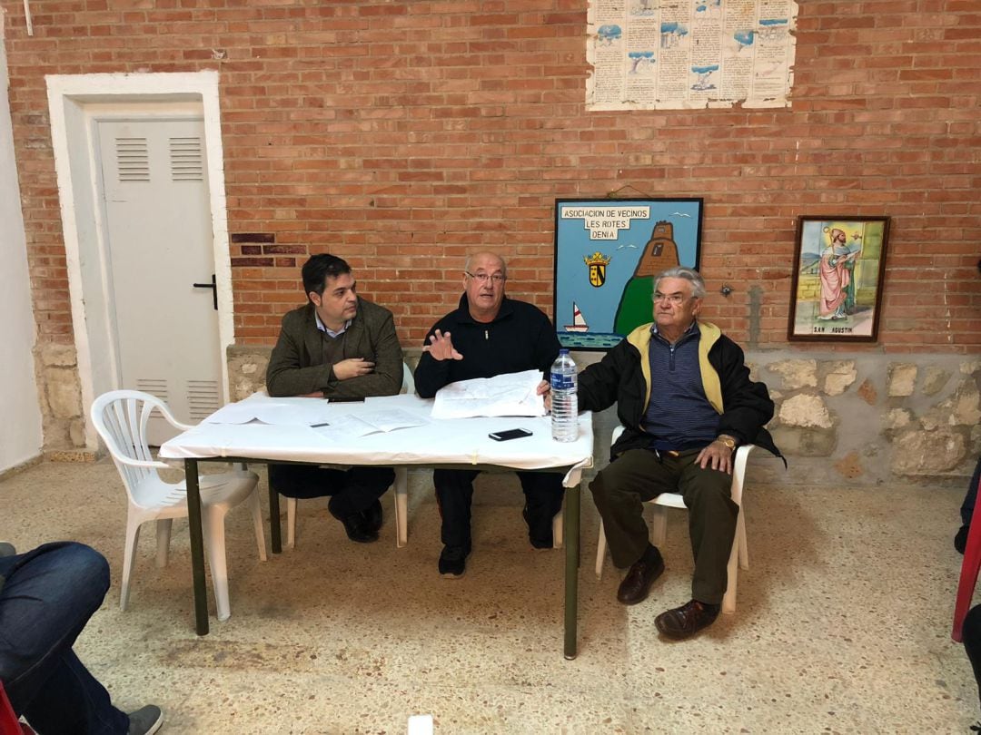 Momento de la reunión entre el concejal de barrio de Les Rotes y el representante de Aqualia, con vecinos y empresarios.