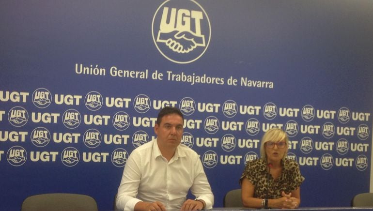 Borja Paredes, responsable de juventud, y Marisol Vicente, secretaria de políticas sindicales de UGT Navarra