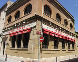 Exterior de les antigues bodegues Rofes, ara reconvertides en restaurant.