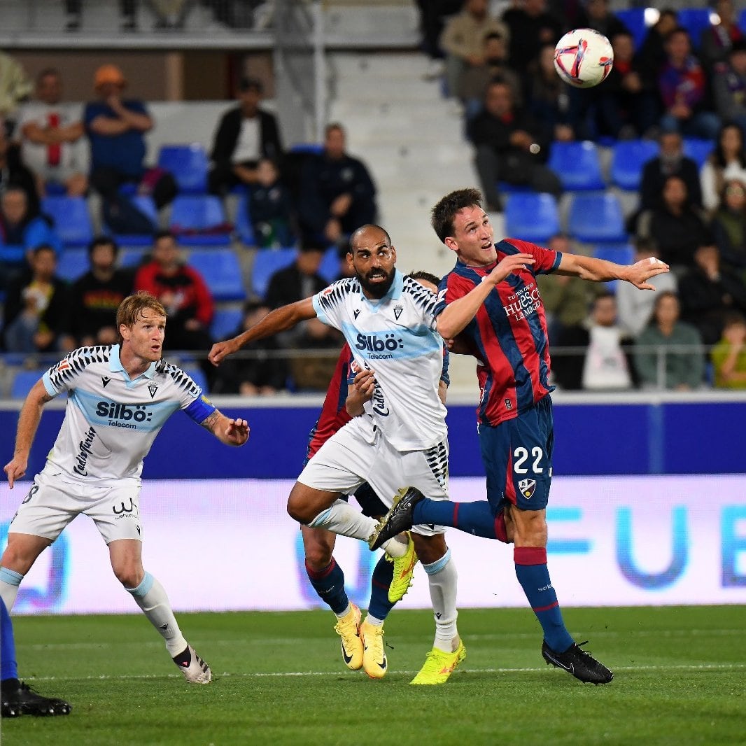 Fali disputando un balón con la defensa del Huesca. Foto: Cádiz CF.