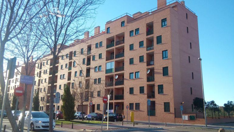 Uno de los edificios de pisos públicos vendidos a fondos buitre en Torrejón de Ardoz